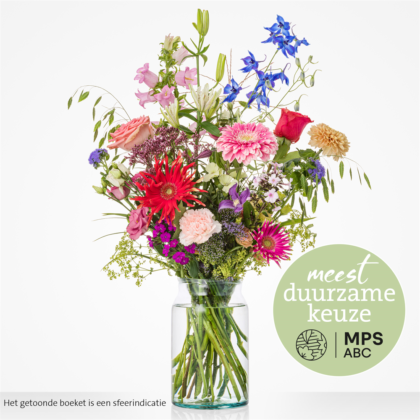 Colorful mixed bouquet in a glass vase with a green circular sustainability badge reading 'meest duurzame keuze'.