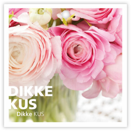 Close-up of pink roses with white text overlay reading “DIKKE KUS” in the bottom-left corner.