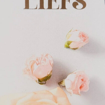 White product tag with the words 'heel veel LIFES' above a cluster of pale pink roses at the bottom.